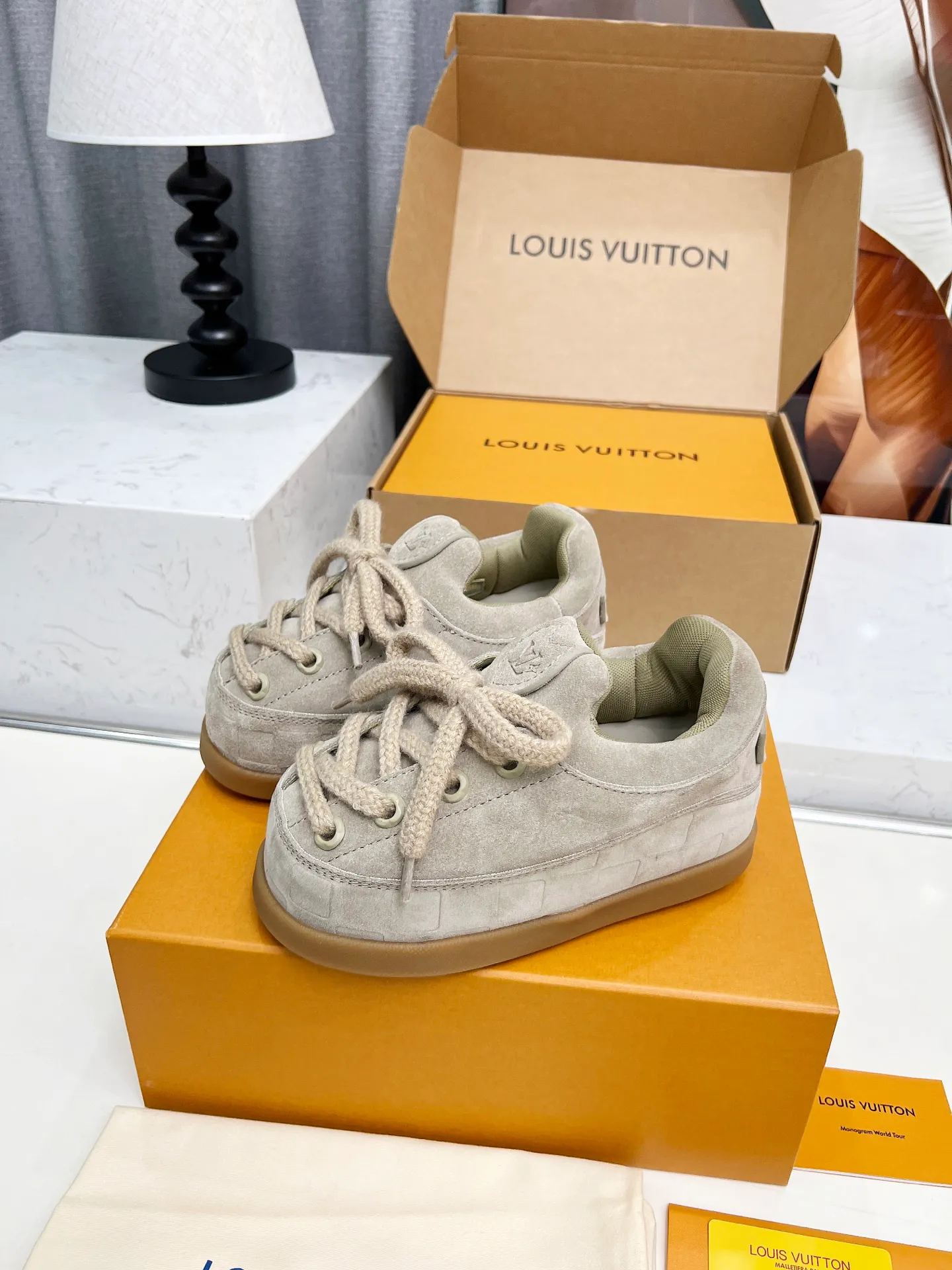 [L Family] P: 740💰 Couple model, size: women 35-41 (customized at 41 for women), 39-46 for men (customized at 45.46) The 2025 iteration of this Time Out sneaker, couple model, LV co-branded nigo, donkey brand, Louis Vuitton, ugly, cute😍Many Internet celebrities have shown off their feet, a classic and versatile item. Fabric: Imported high mercerized cow suede. Lining: high-grade elastic mesh, outsole: original molded outsole, palm print rubber outsole with hidden L letter and Monongram flower.
